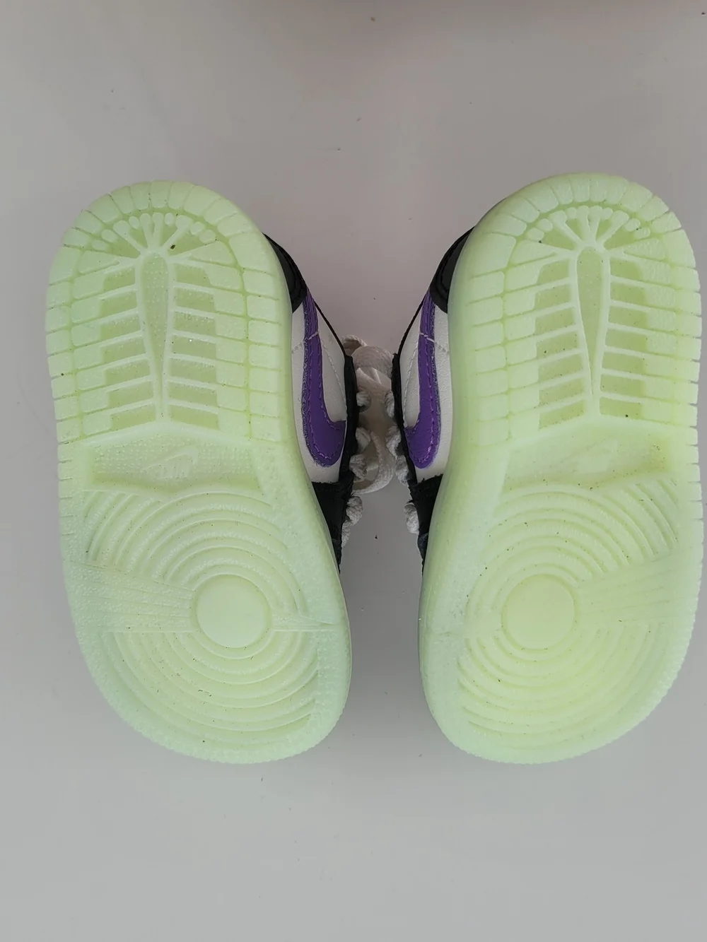 Nike Kids Low-Top Sneakers in White, Black & Purple with Glow Sole US 4C/EUR19.5